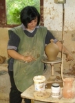 Η Κωνσταντίνα Περιβολάρη ενώ κατασκευάζει ένα αγγείο στο εργαστήριό της στα Φίχτια Άργους.