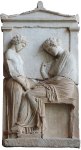 Ταφική στήλη της Μνησαρέτης, όπου νεαρή υπηρέτρια κοιτάζει την αποθανούσα κυρία της. Αττική, περ. 380 π.χ., Γλυπτοθήκη του Μονάχου.